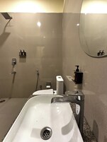 华丽双人房 | 浴室 | 淋浴设施、免费洗浴用品、毛巾、肥皂