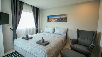 1 camera, una scrivania, ferro/asse da stiro, culla da viaggio