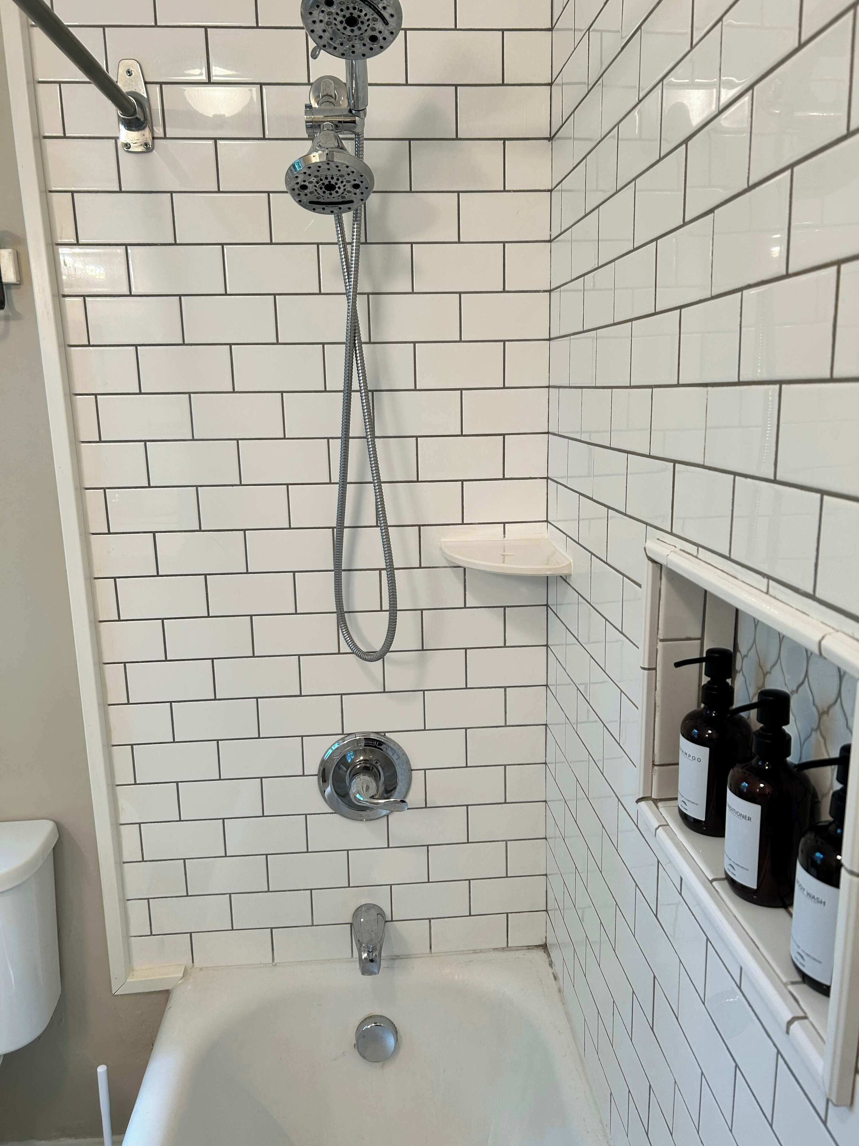 Douche, sèche-cheveux, serviettes fournies