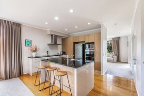 Fridge, microwave, oven, stovetop - Comfy 4BR Home w/ Mt. Wellington View Zodiak Stays (Auckland)