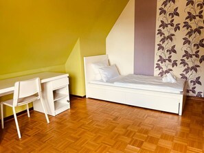 Desk, iron/ironing board, free WiFi, bed sheets - B53 ITeams I 5 Zi I P I 1,5 Bad (Mettingen)