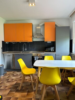 Fridge, microwave, stovetop, dishwasher