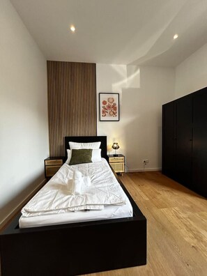 Iron/ironing board, free WiFi, bed sheets
