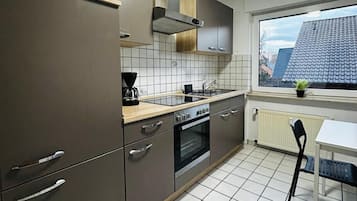 Kühlschrank, Mikrowelle, Geschirrspüler, Kochgeschirr/Geschirr/Besteck