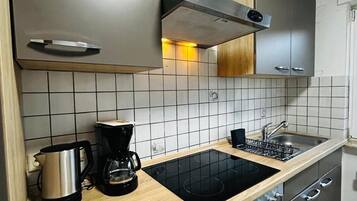 Kühlschrank, Mikrowelle, Geschirrspüler, Kochgeschirr/Geschirr/Besteck