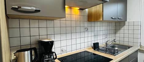 Køleskab, mikrobølgeovn, opvaskemaskine, køkkentøj/tallerkener/redskaber