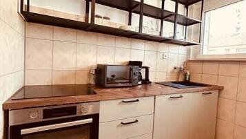 Kühlschrank, Mikrowelle, Geschirrspüler, Kochgeschirr/Geschirr/Besteck
