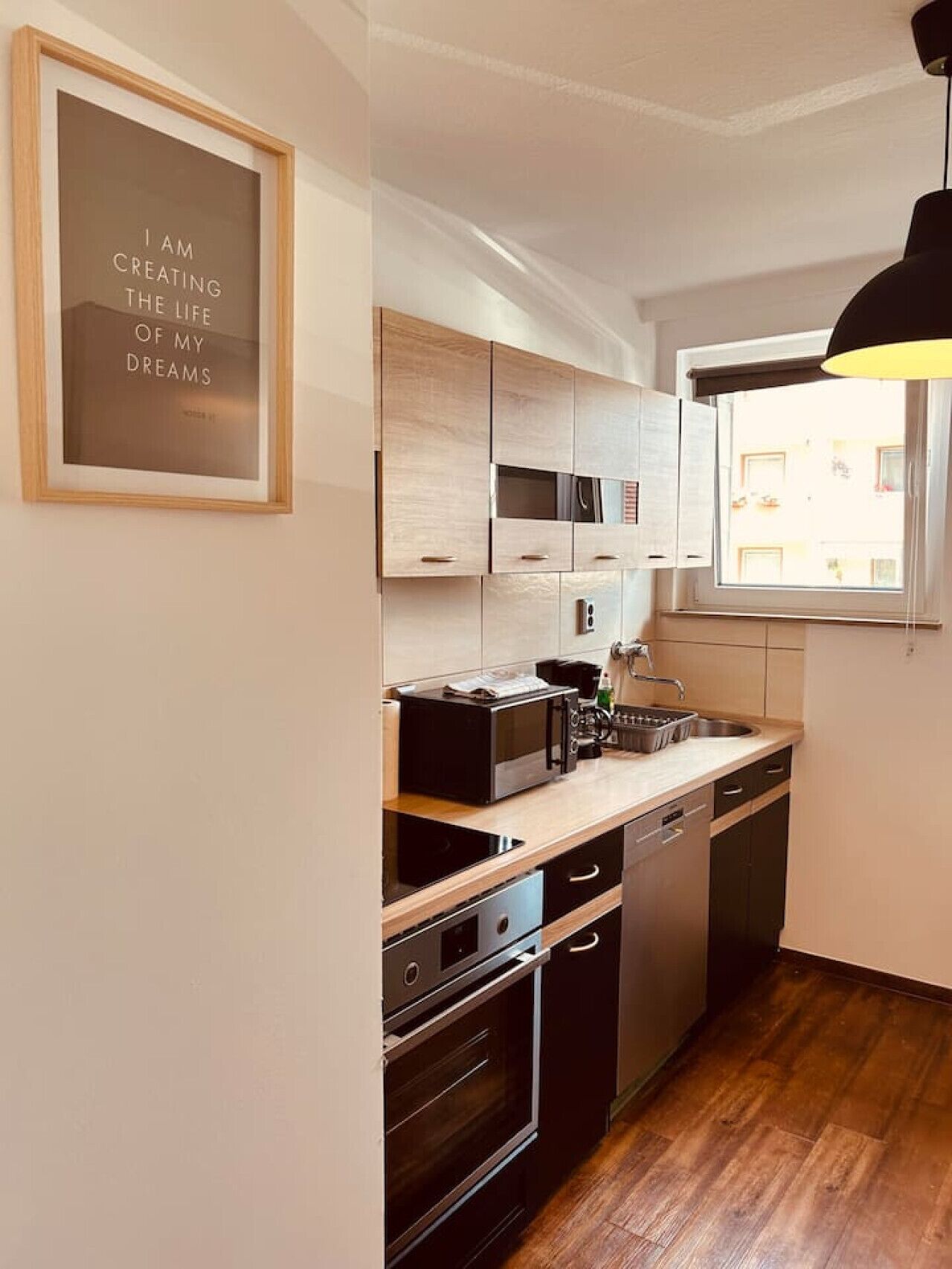 Kühlschrank, Mikrowelle, Geschirrspüler, Kochgeschirr/Geschirr/Besteck