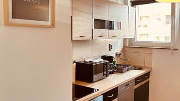 Kühlschrank, Mikrowelle, Geschirrspüler, Kochgeschirr/Geschirr/Besteck