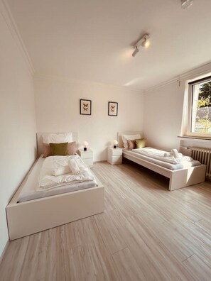 3 dormitorios, tabla de planchar con plancha, wifi gratis y ropa de cama