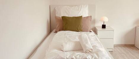 3 室のベッドルーム、アイロン / アイロン台、WiFi (無料)、ベッドシーツ