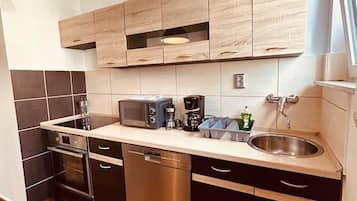 Fridge, microwave, dishwasher, cookware/dishes/utensils