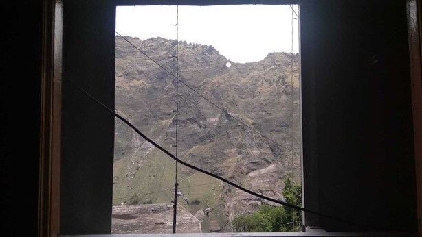 A window with a view of a mountainous landscape. - Hotel Grand Kailash (Joshimath)
