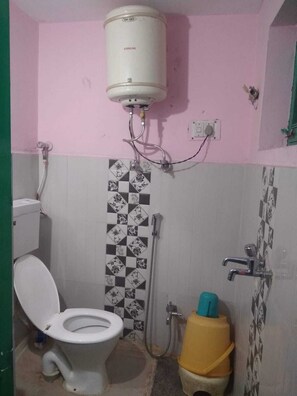 Shower, towels, soap, shampoo - Hotel Grand Kailash (Joshimath)