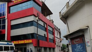 A multi-story building with the sign "Hotel Grand Kailash" on the facade. - Hotel Grand Kailash (Joshimath)
