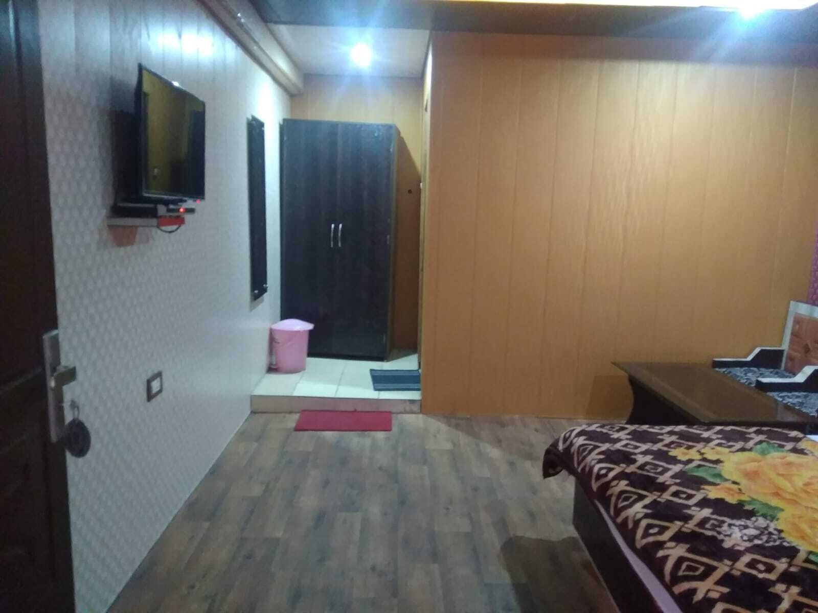 办公桌、免费 WiFi