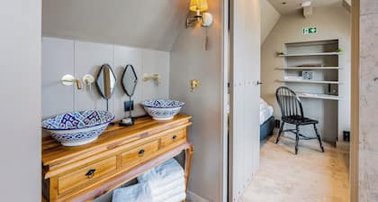 Luxury Farmhouse Cottage With Home Cinema Next to Amsterdam and Volendam