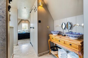 2 bedrooms, desk, iron/ironing board, travel crib - Luxury Farmhouse Cottage With Home Cinema Next to Amsterdam and Volendam (Ilpendam)