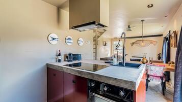 Een koelkast, een oven, een kookplaat, een vaatwasser