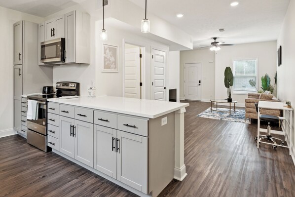 冷蔵庫、電子レンジ、オーブン、コンロ