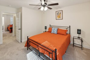 2 chambres, fer et planche à repasser, lit de bébé portatif