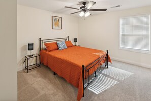 2 slaapkamers, een strijkplank/strijkijzer, reisbedje, gratis wifi