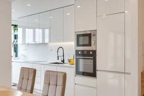 Réfrigérateur, four à micro-ondes, un four, surface de cuisson