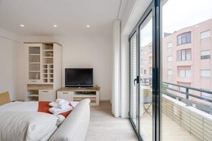 1 bedroom, iron/ironing board, travel cot, WiFi - Bright Seaside Flat by HostWise (Póvoa de Varzim)