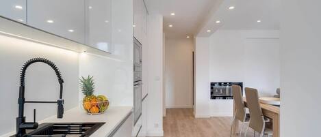 Geladeira, micro-ondas, fogão, cooktop