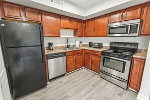 冷蔵庫、電子レンジ、オーブン、コンロ