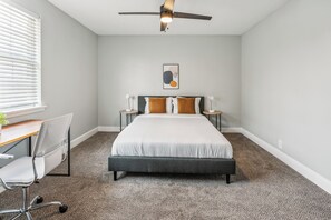 2 室のベッドルーム、デスク、アイロン / アイロン台、旅行用ベビーベッド