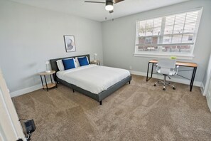 2 chambres, bureau, fer et planche à repasser, lit parapluie