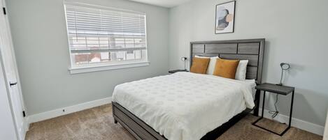 2 Schlafzimmer, Schreibtisch, Bügeleisen/Bügelbrett, Reisekinderbett