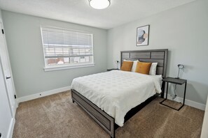 2 habitaciones, escritorio y tabla de planchar con plancha 
