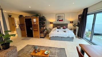 Bangalô luxo, piscina particular, vista para o jardim | Área de estar | Smart TV 36 cm com canais digitais, Netflix, serviços de streaming