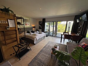 Bungalow – deluxe, privat basseng, hageutsikt | 1 soverom, blendingsgardiner, lydisolert og strykejern/-brett