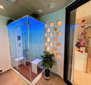 Bungalow Deluxe, piscine privée, vue jardin | Douche de la salle de bain