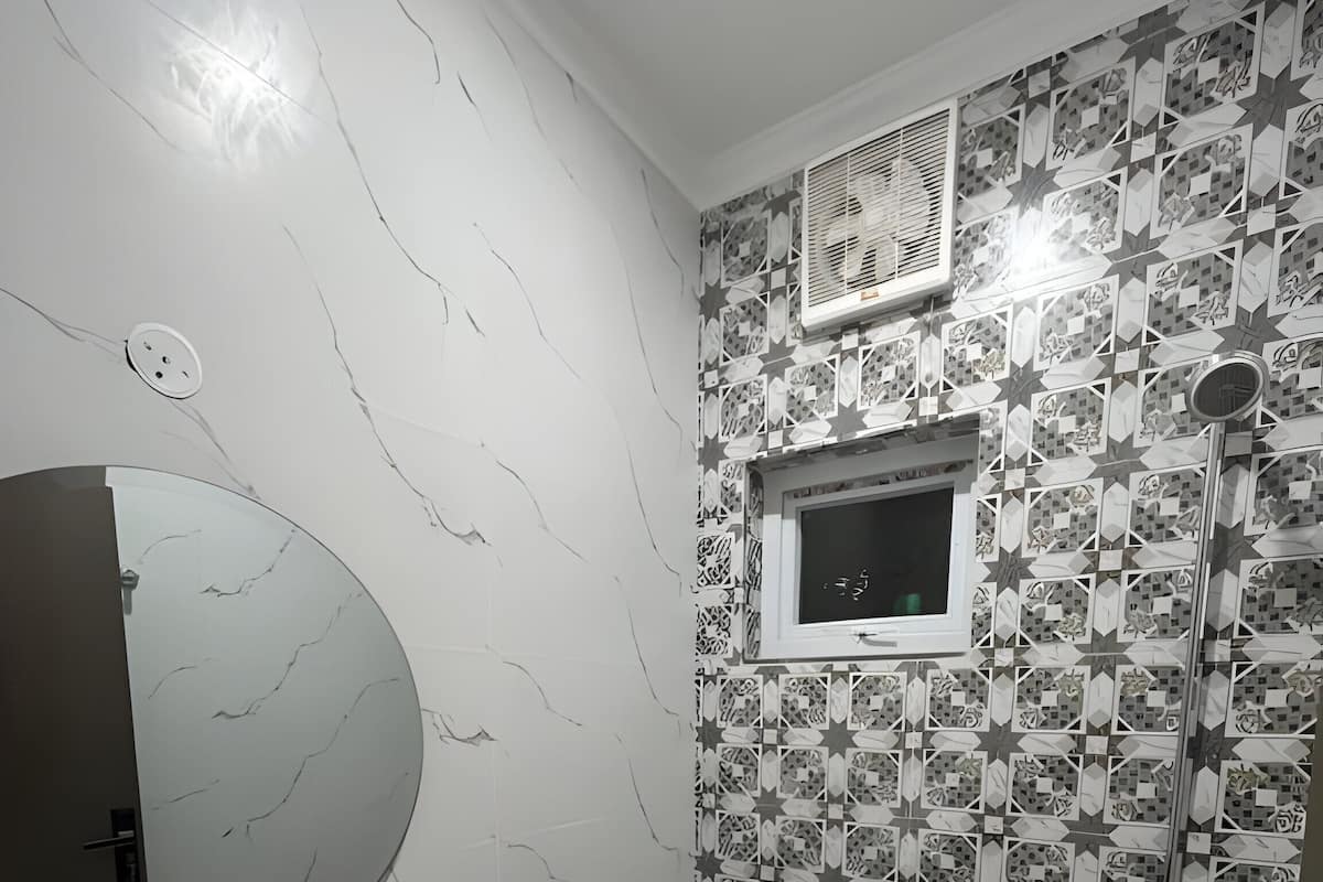 Dusche, HandtĂŒcher, Seife, Toilettenpapier