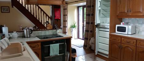 Ferienhaus | Eigene Küche | Kühlschrank, Mikrowelle, Ofen, Herdplatte