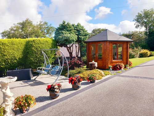 Fox's Lair Farmhouse for Panoramic Views