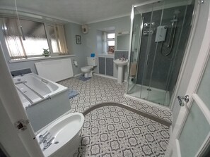 Hus | Bad | Separat badekar og dusj, dype avslapningsbadekar og hårføner