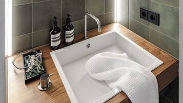 Suite Deluxe, vista a la colina | 1 habitación, ropa de cama de alta calidad y escritorio