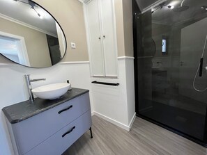 Casa, vista al viñedo | Baño | Secadora de cabello y toallas 