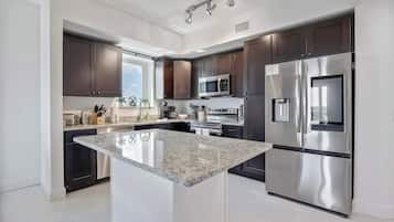 Coffee/tea maker, fridge, microwave, oven