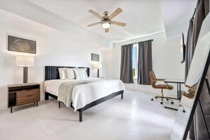 3 slaapkamers, een bureau, een strijkplank/strijkijzer, reisbedje