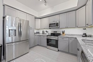 Refrigerador, microondas, horno y parrilla de estufa