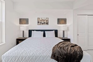 2 habitaciones, escritorio y tabla de planchar con plancha 