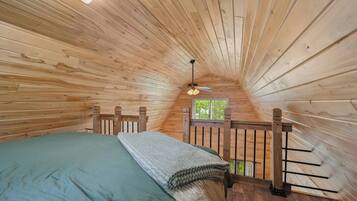 Tabla de planchar con plancha, wifi gratis y ropa de cama