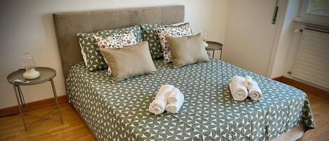 2 habitaciones, tabla de planchar con plancha, cuna de viaje y wifi