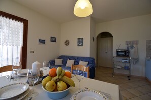 Apartment, Meerblick | Wohnbereich | 32-Zoll-Flachbildfernseher mit Kabelempfang